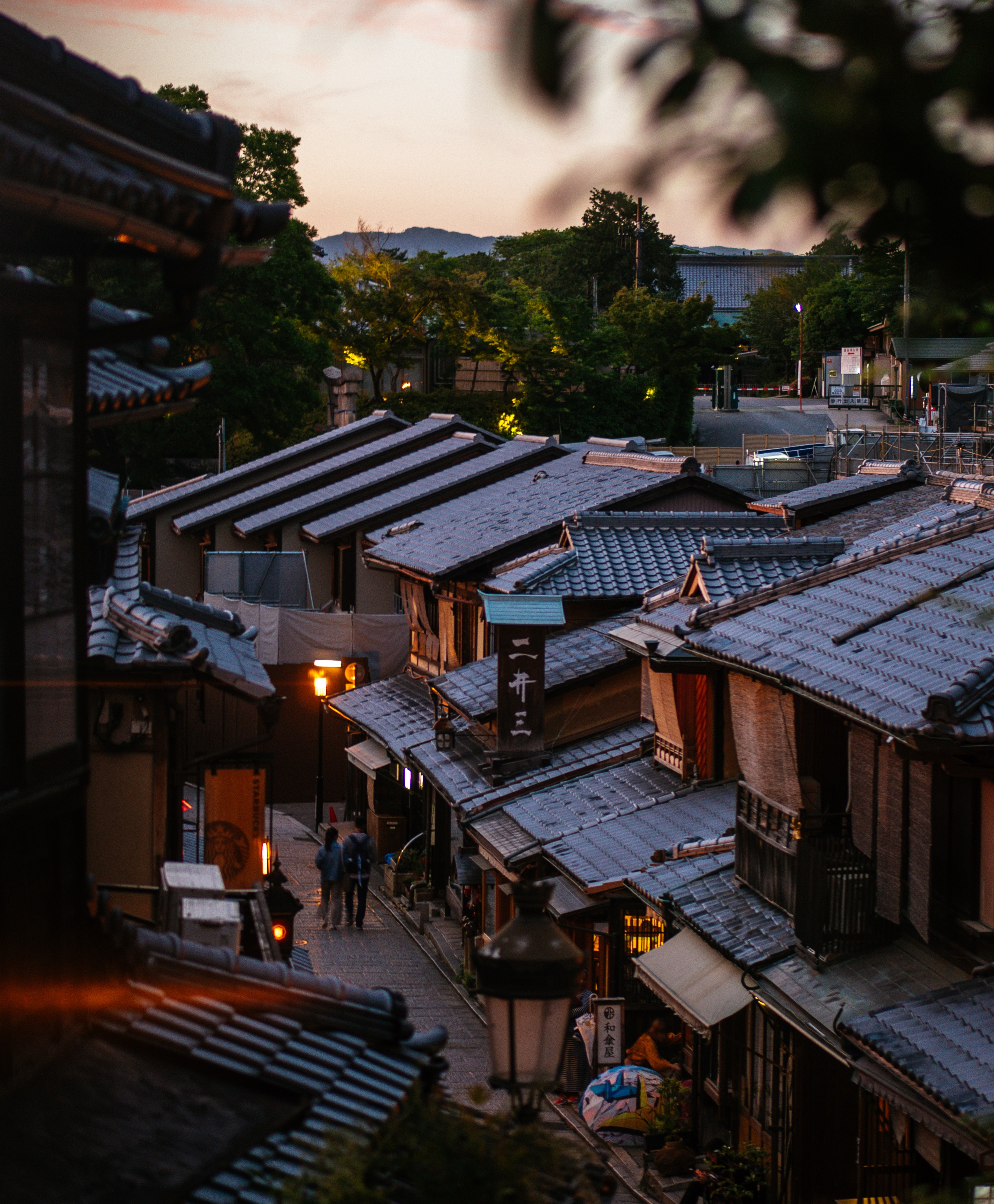 Sunset view of the streets in the Gion district from Kyoto highlighting the Japanese architecture. Photo by Cosmin Serban, Unsplash.