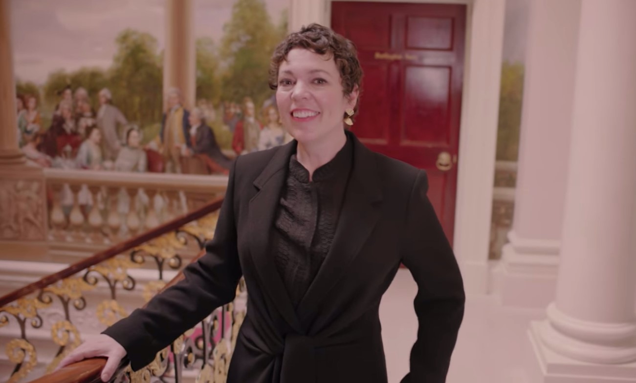 Olivia Coleman in black Hera blouse on her Vogue ''73 Questions‘’ in 2019