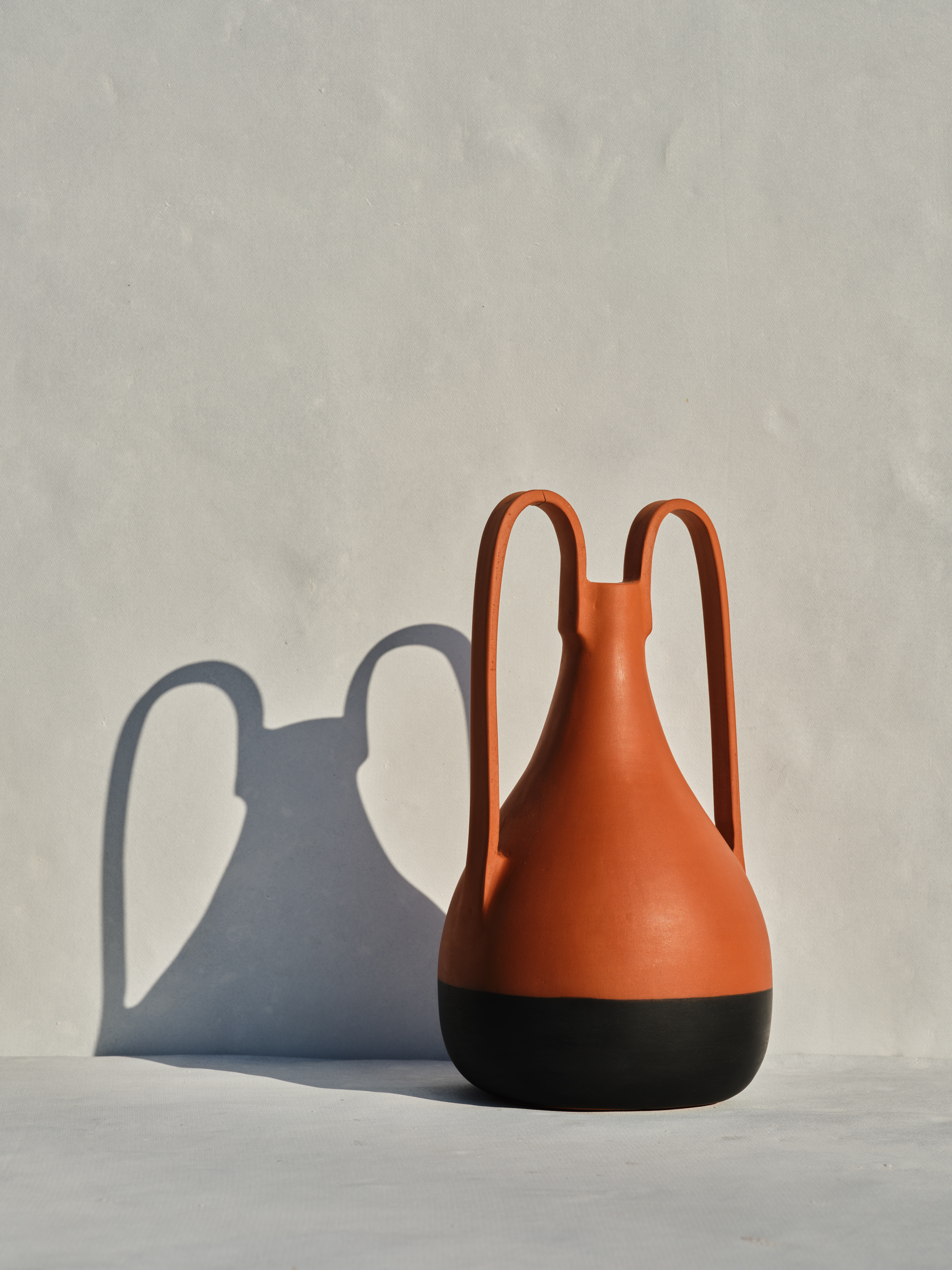 PYTHOS - Black/terracotta ceramic vase with two handles