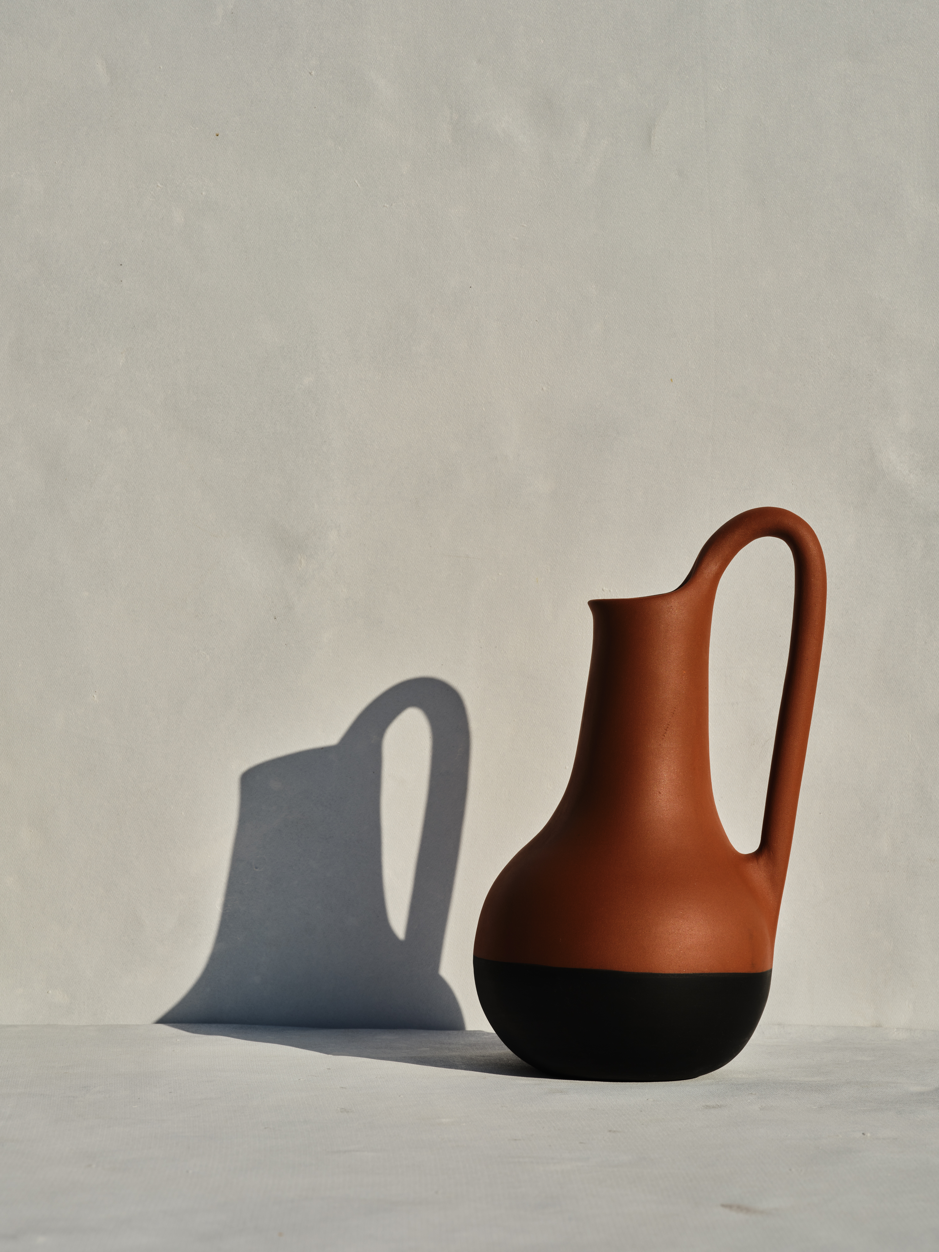 OLPE - Black/terracotta ceramic vase with one handle